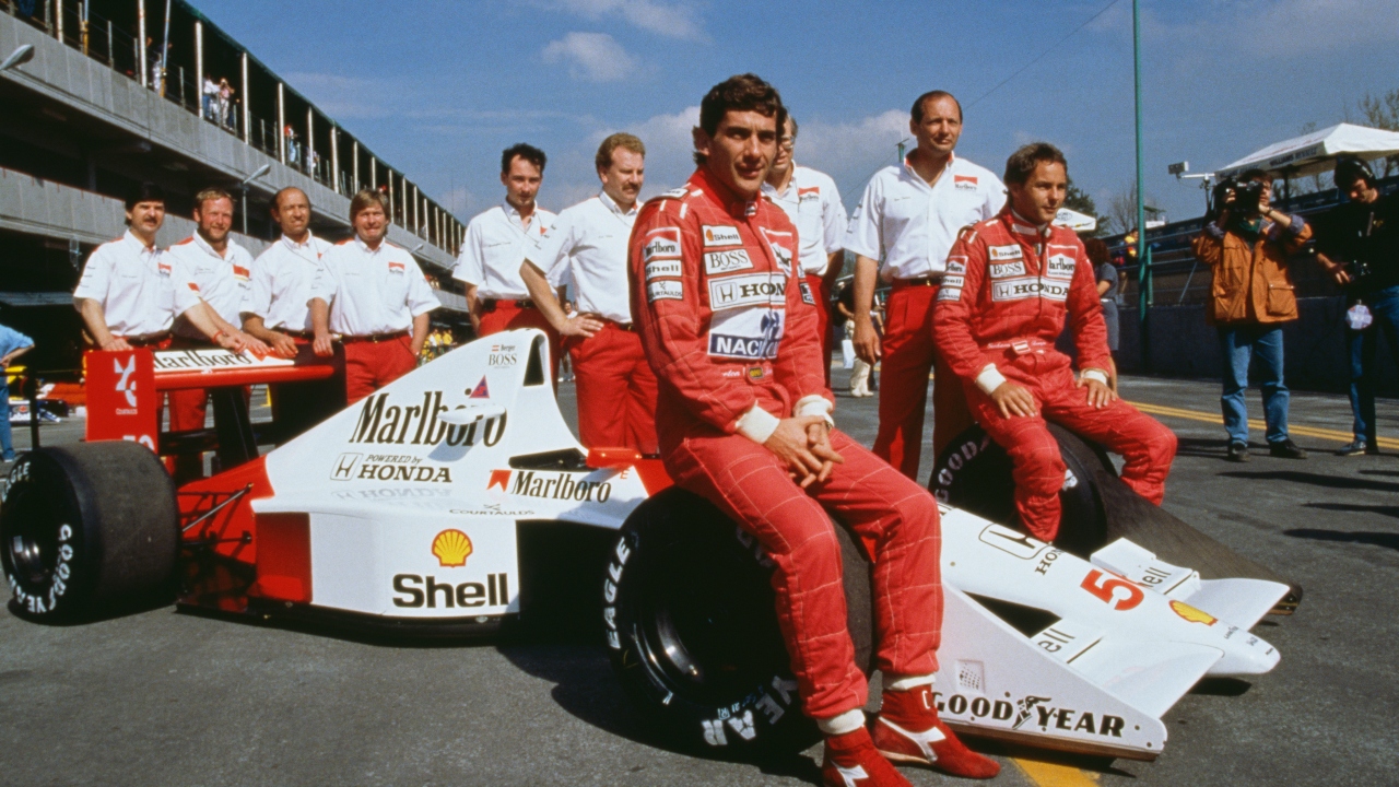 Ex-piloto de Fórmula 1 brasileiro, Ayrton Senna, e equipe da McLaren, que ele representava
