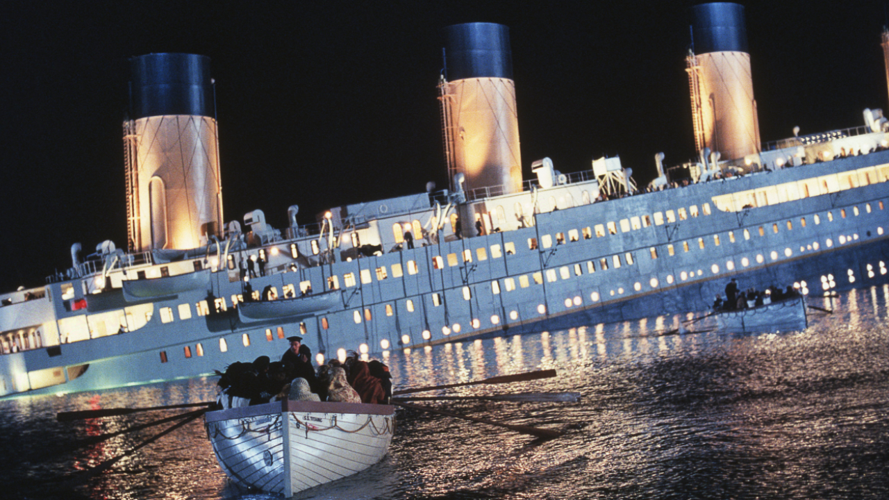 Cena do Titanic afundando, no clássico filme de James Cameron