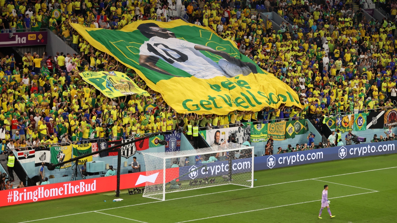 Bandeira homenageando Pelé em Brasil x Coreia do Sul. Foto: Getty Images