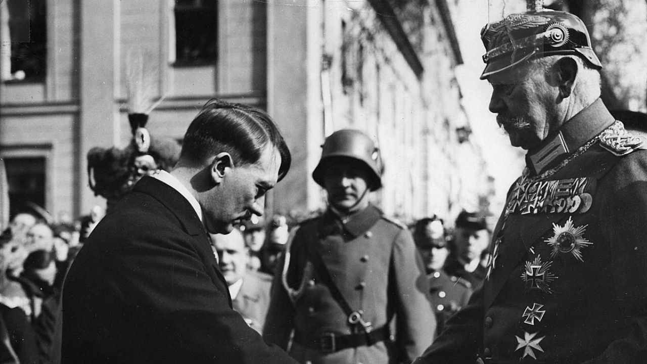 Adolf Hitler aperta a mão do general Paul Von Hindenburg