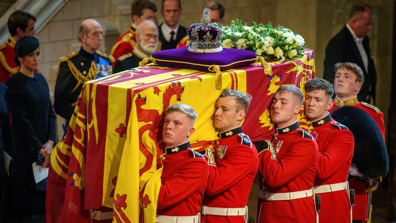 Caixão da rainha Elizabeth II sendo carregado por guardas reais durante seu funeral
