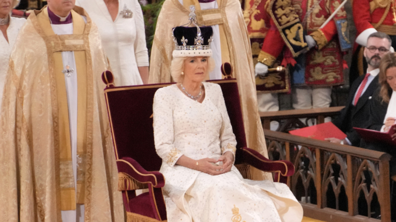 A rainha Camilla Parker Bowles durante coroação, utilizando a coroa da rainha Mary