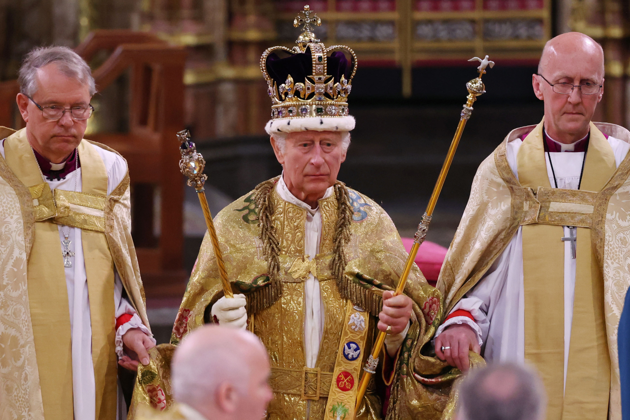 Charles III em sua coroação