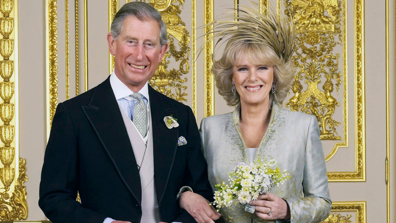 Fotografia de 2005 dos atuais rei Charles III e rainha consorte Camilla Parker Bowles