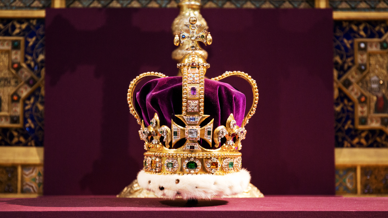 Coroa de St. Edward, que será utilizada por Charles III em sua coroação
