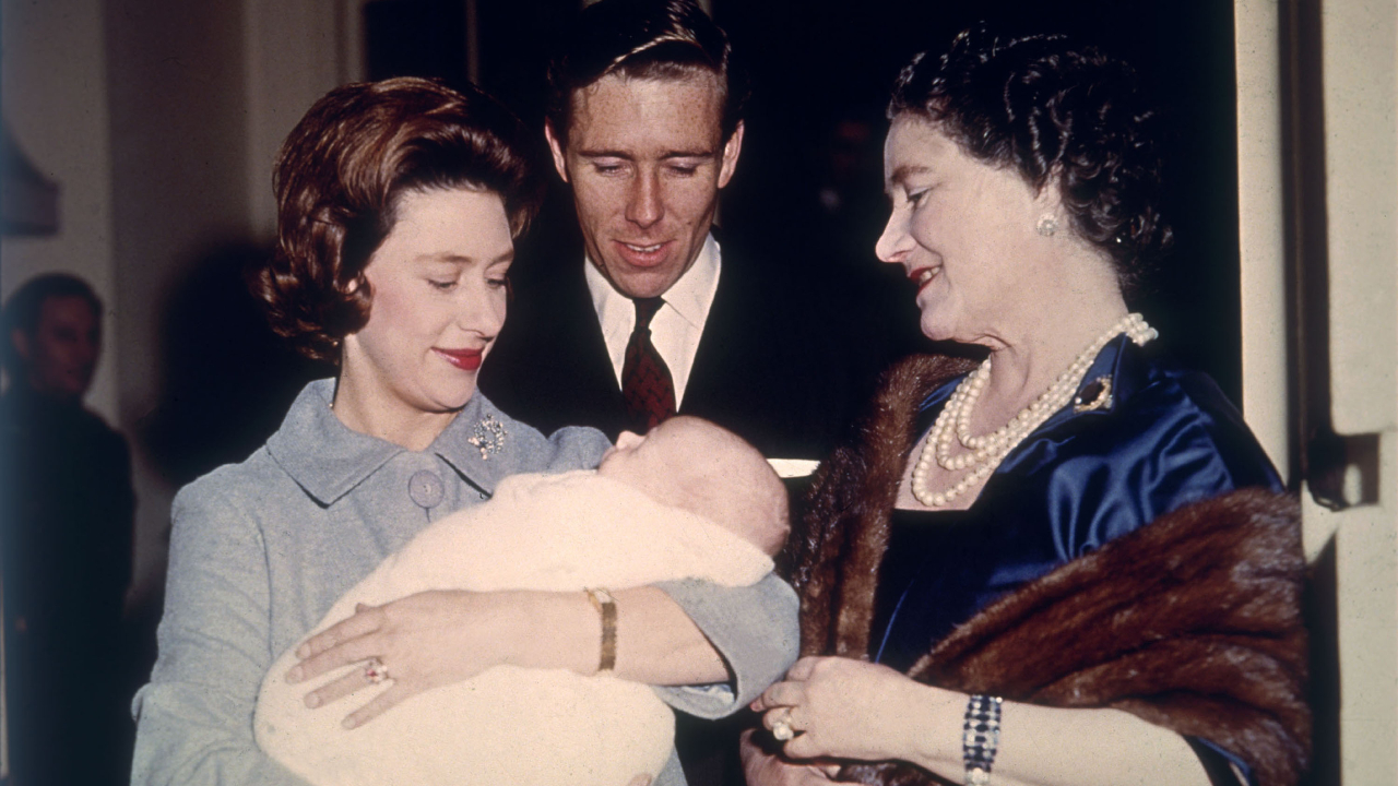 Fotografia antiga de David sendo apresentado para sua avó, a rainha Elizabeth, a rainha mãe