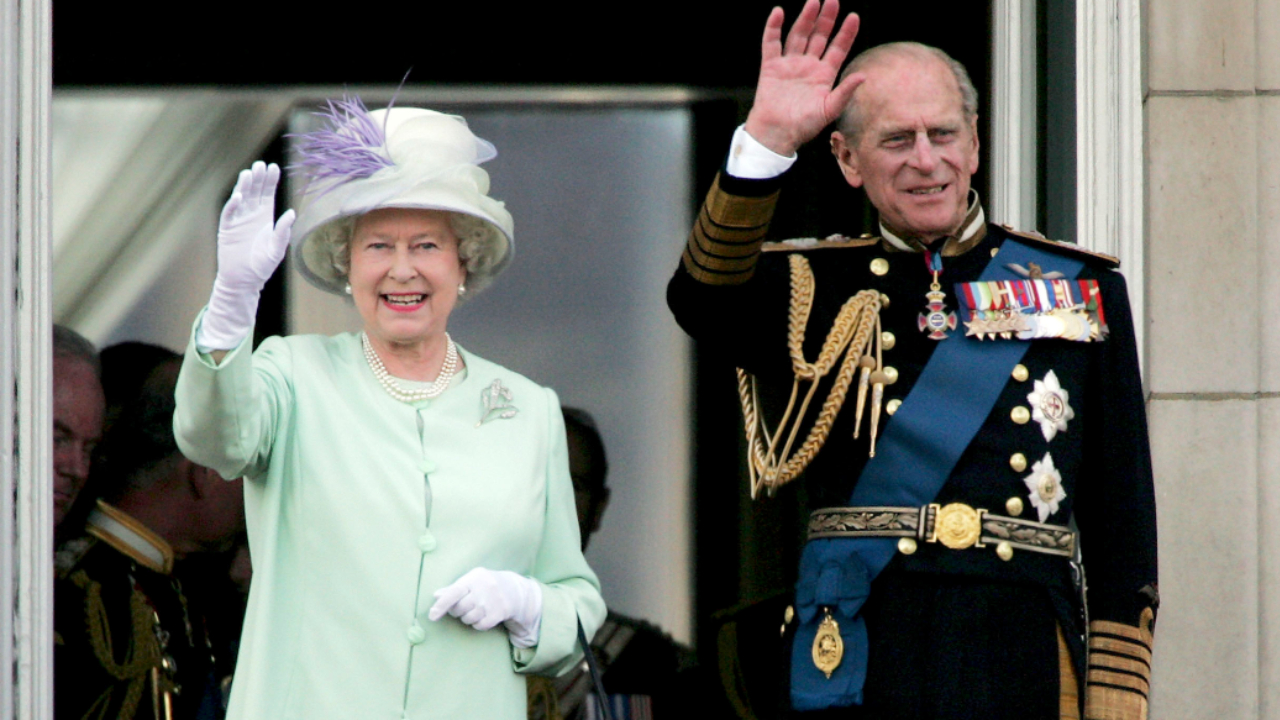 Fotografia de 2005 da então rainha Elizabeth II e o príncipe Philip