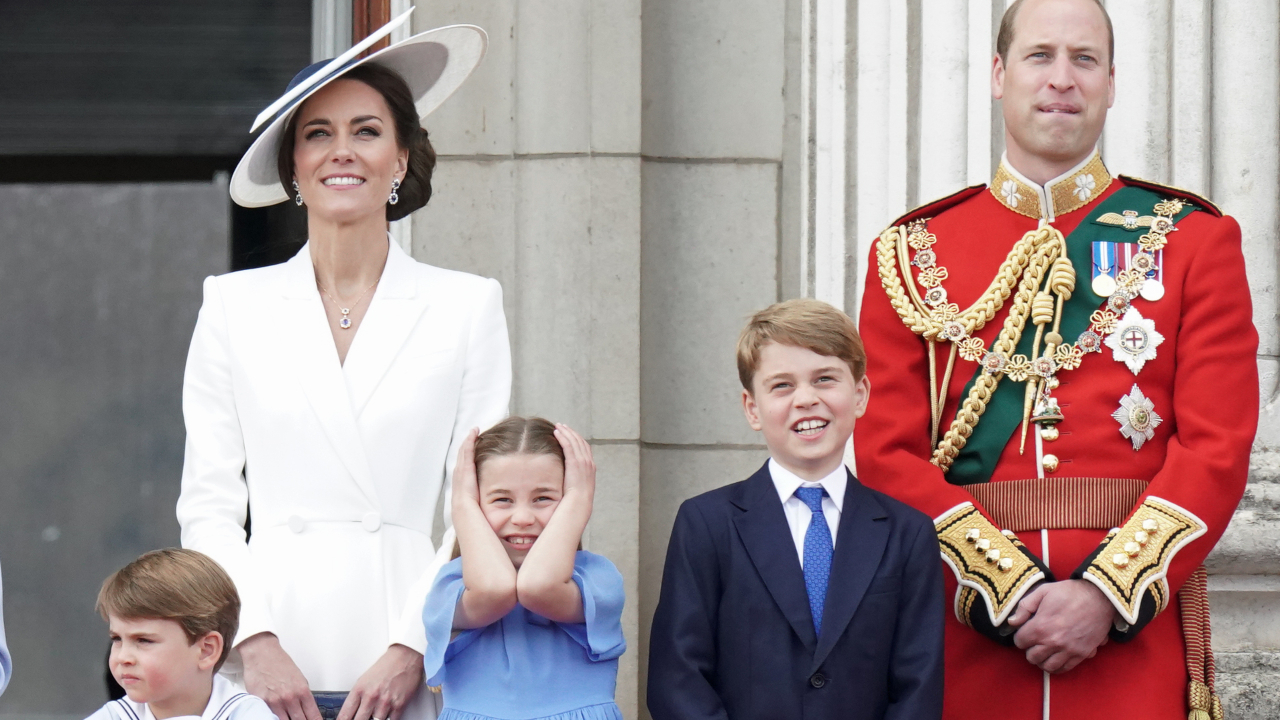 Kate Middleton e príncipe William junto de seus filhos, Príncipe George, Princesa Charlotte e Príncipe Louis de Cambridge em celebração do Jubileu de Platina da rainha Elizabeth II