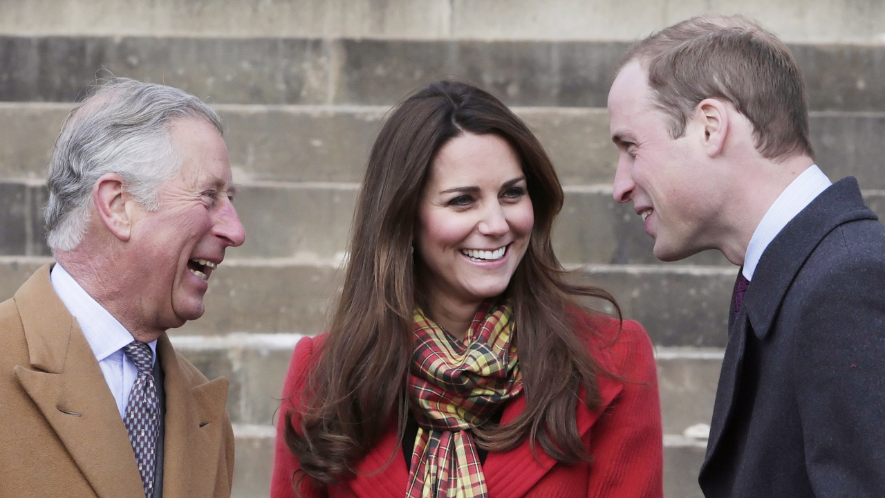 Fotografia de 2013 com o rei Charles, então príncipe de Gales, Kate Middleton e príncipe William, atuais princesa e príncipe de Gales, na época duques de Cambridge