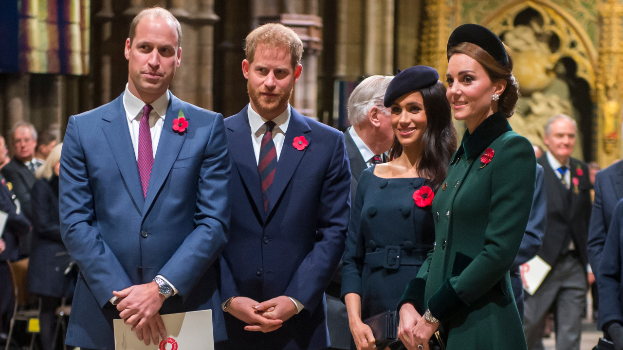 Fotografia com, respectivamente, o príncipe William, o príncipe Harry, Meghan Markle e Kate Middleton