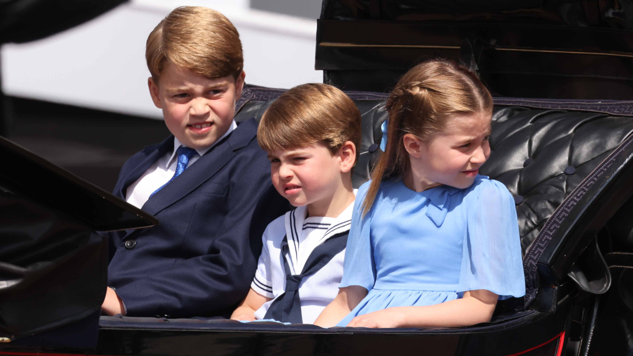 Príncipes e princesa George, Louis e Charlotte, respectivamente