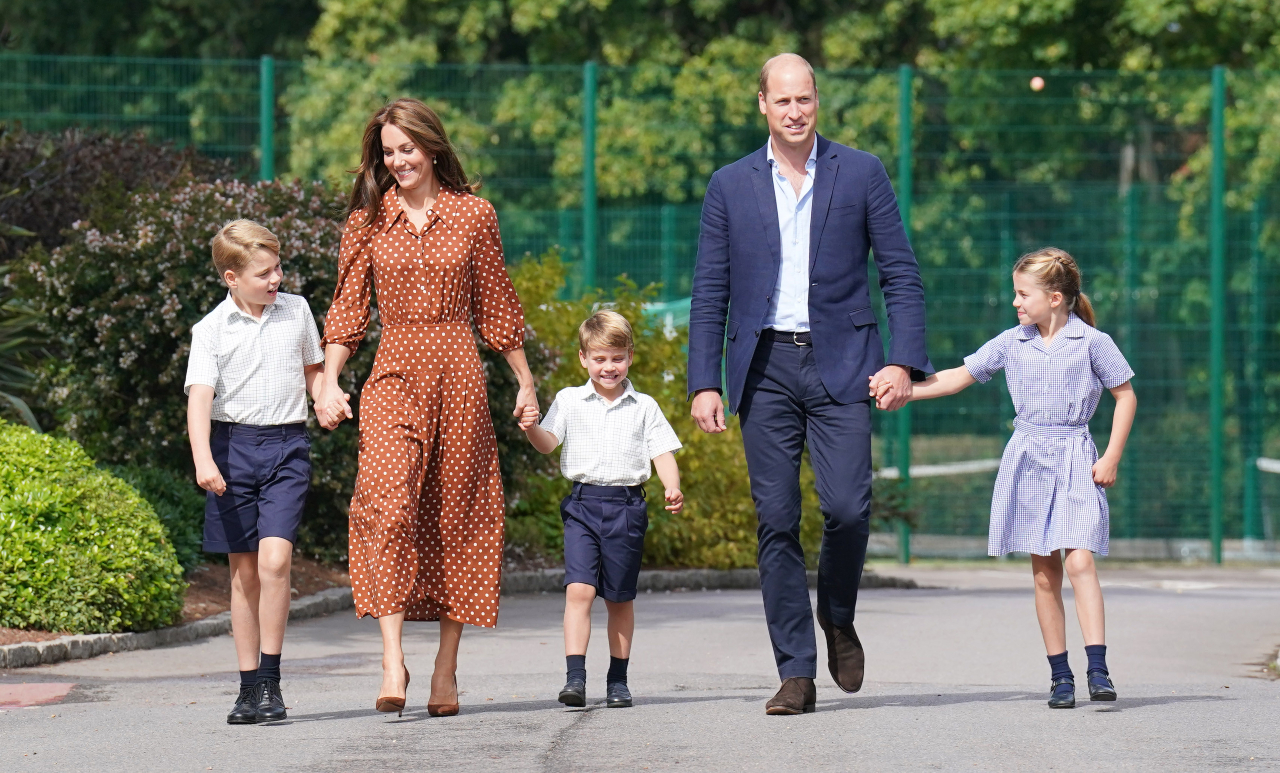 Kate Middleton e o príncipe William acompanhados dos filhos George, Louis e Charlotte