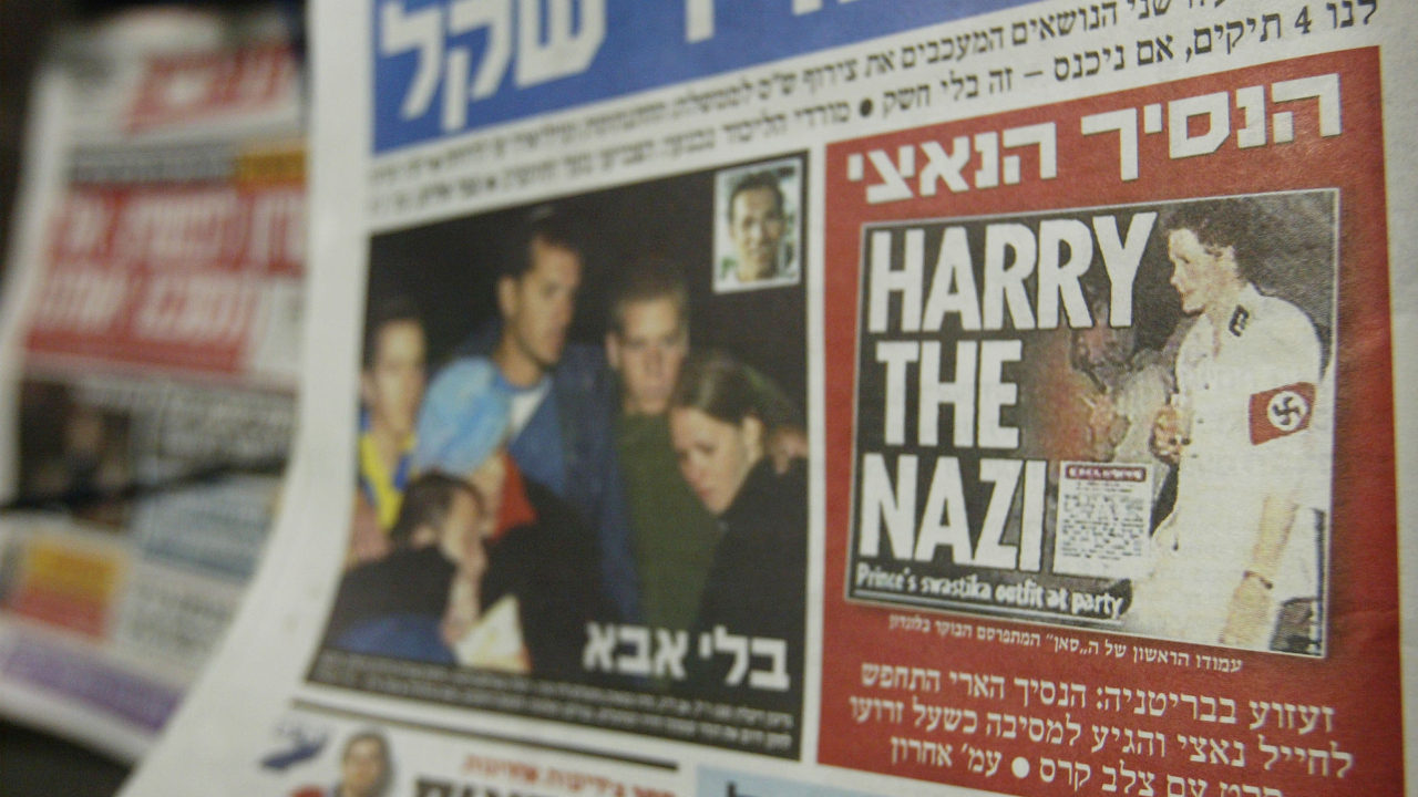 Primeira página de jornal israelense com foto do príncipe Harry utilizando braçadeira com suástica