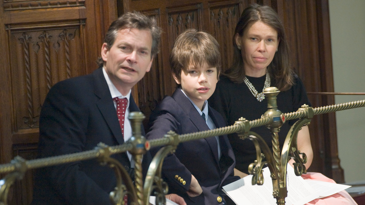 Fotografia de 2010 em que é possível ver Lady Sarah ao lado do filho, Arthur Chatto, e do marido, Daniel Chatto