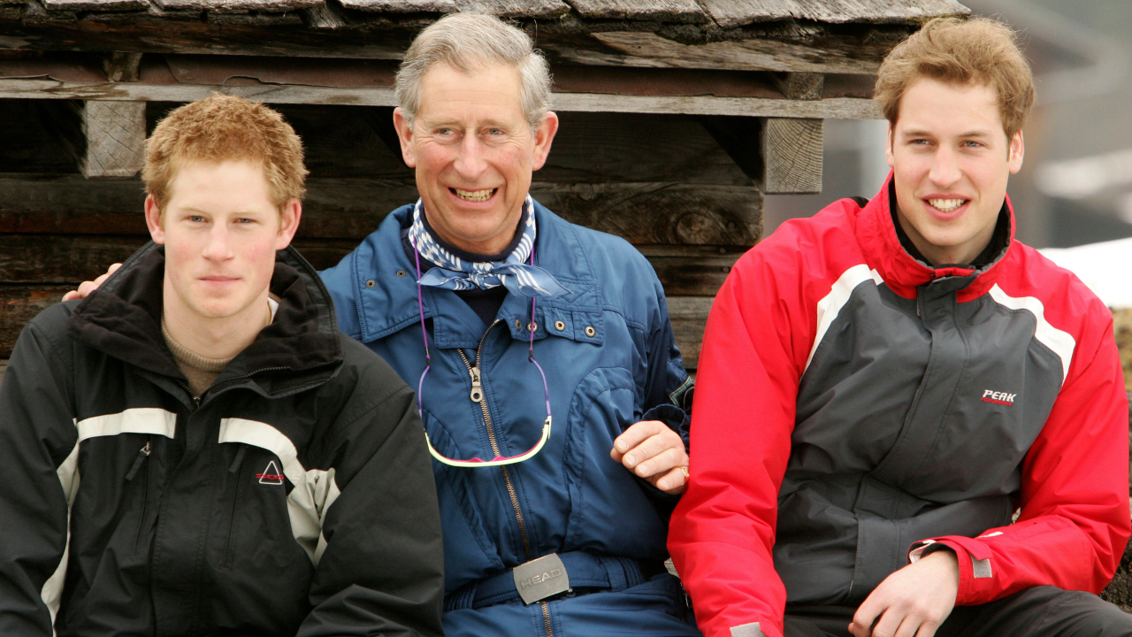Fotografia antiga com o príncipe Harry, o então príncipe Charles e o príncipe William, respectivamente