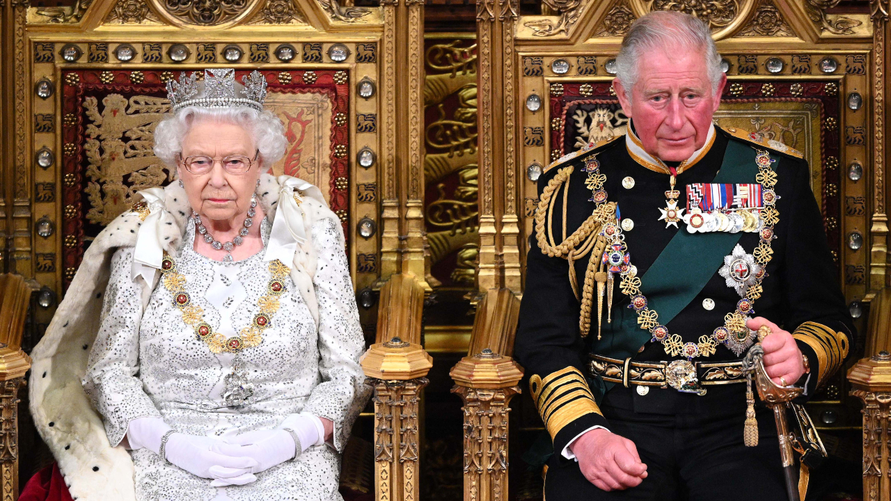 Fotografia da rainha Elizabeth e do então príncipe Charles