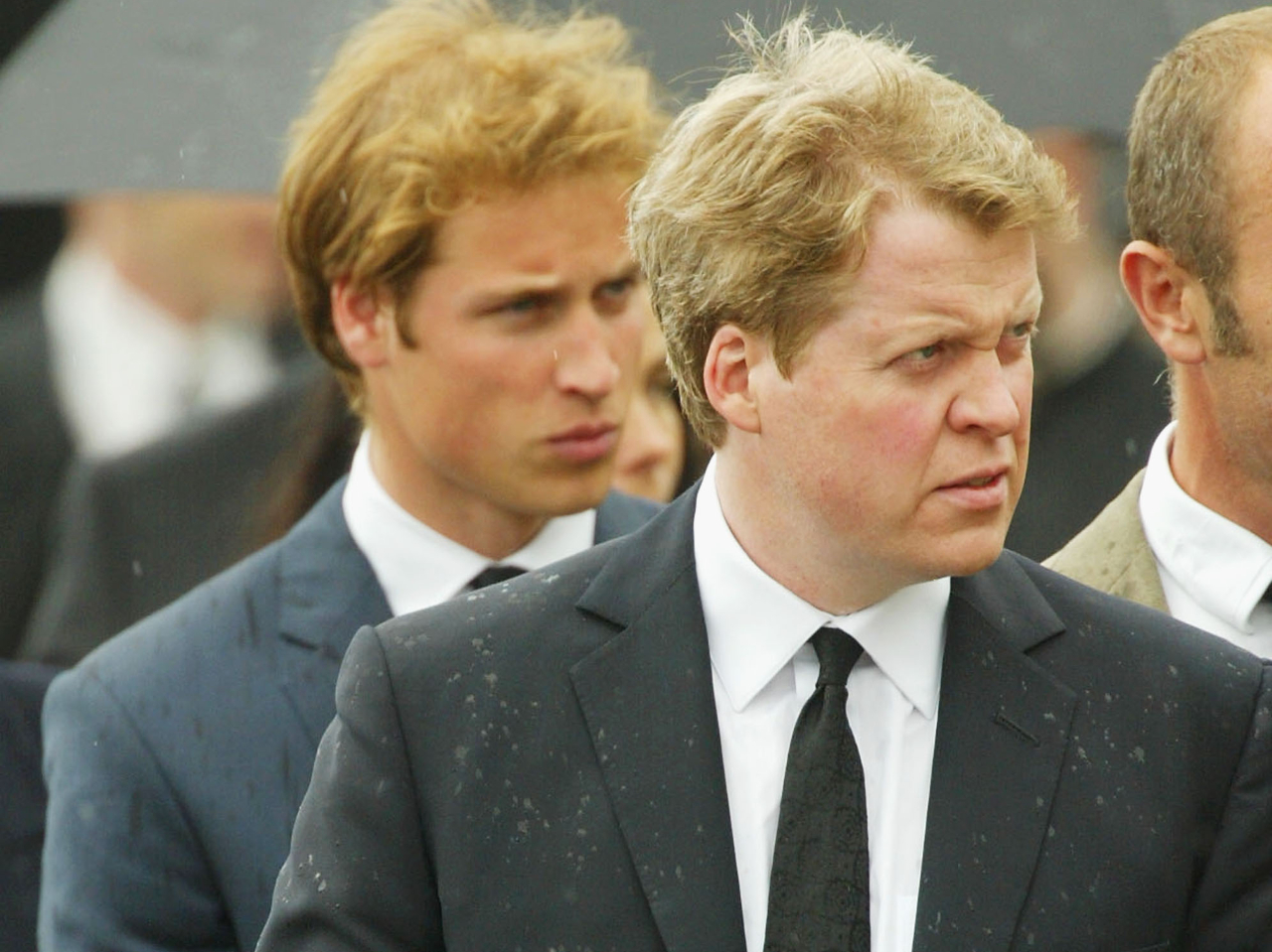 Charles Spencer e o príncipe William ao fundo no funeral da mãe de Diana, Frances Shand Kydd, em 2004