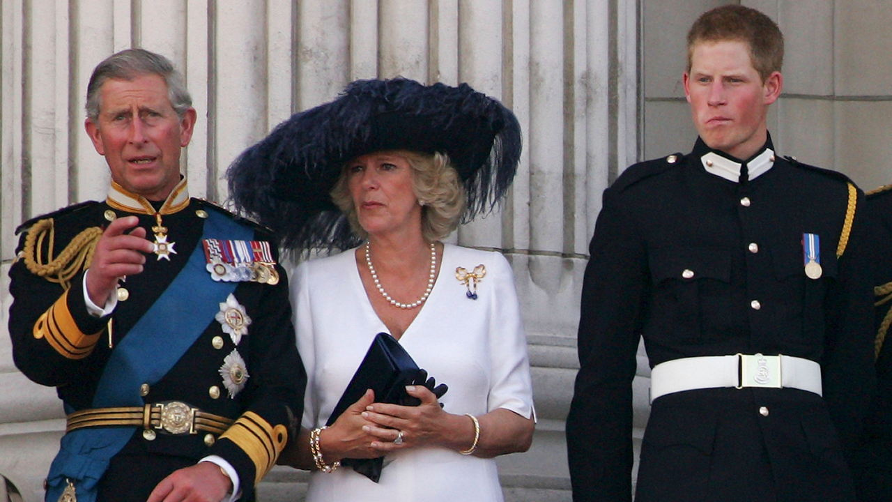 Fotografia de 2005 com o então príncipe Charles, Camilla Partes e Harry, respectivamente