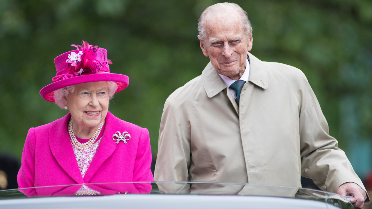 Fotografia da rainha Elizabeth II ao lado do príncipe Philip