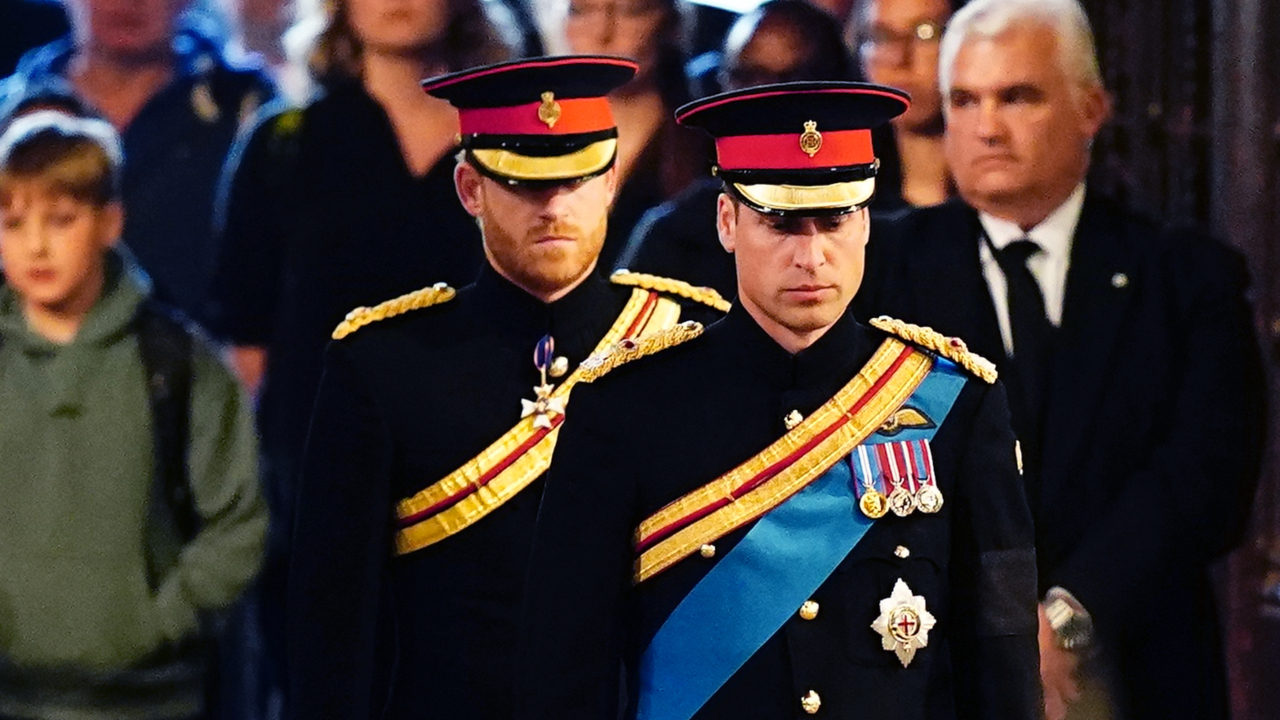 Príncipes William e Harry durante vigília, realizada no sábado, 17