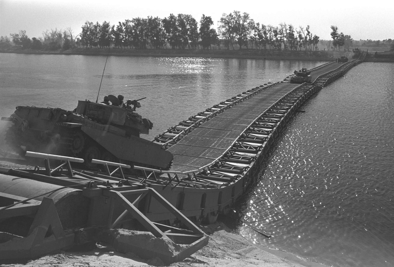 Tanques israelenses cruzando o Canal de Suez em 25 de outubro de 1973, na Guerra do Yom Kippur