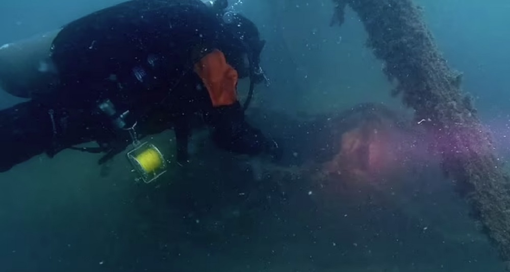 O mergulhador Fabio Bisciotti investigando os destroços/ Crédito: Alessandro Aulicino