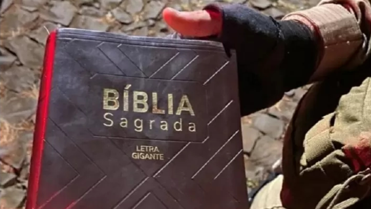 Fotografia divulgada pela Polícia Militar de Santa Catarina da Bíblia apreendida após agressão