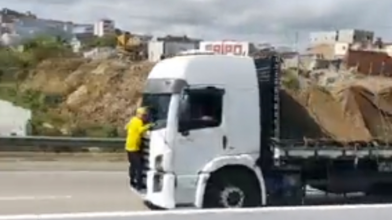 Trecho de vídeo em que é possível ver o 'patriota do caminhão'