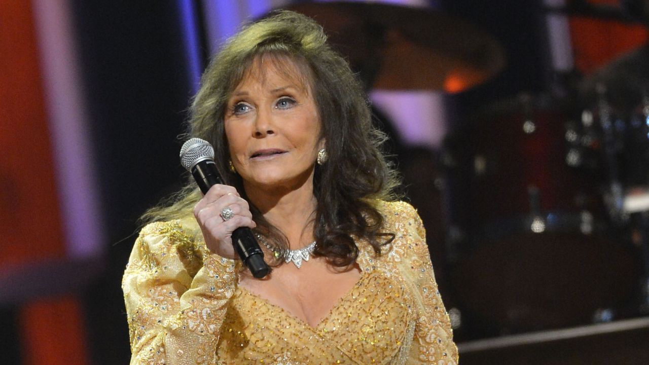 Mundo dá adeus a Loretta Lynn, 90, a voz da mulher na música country -  Cultura - Estado de Minas