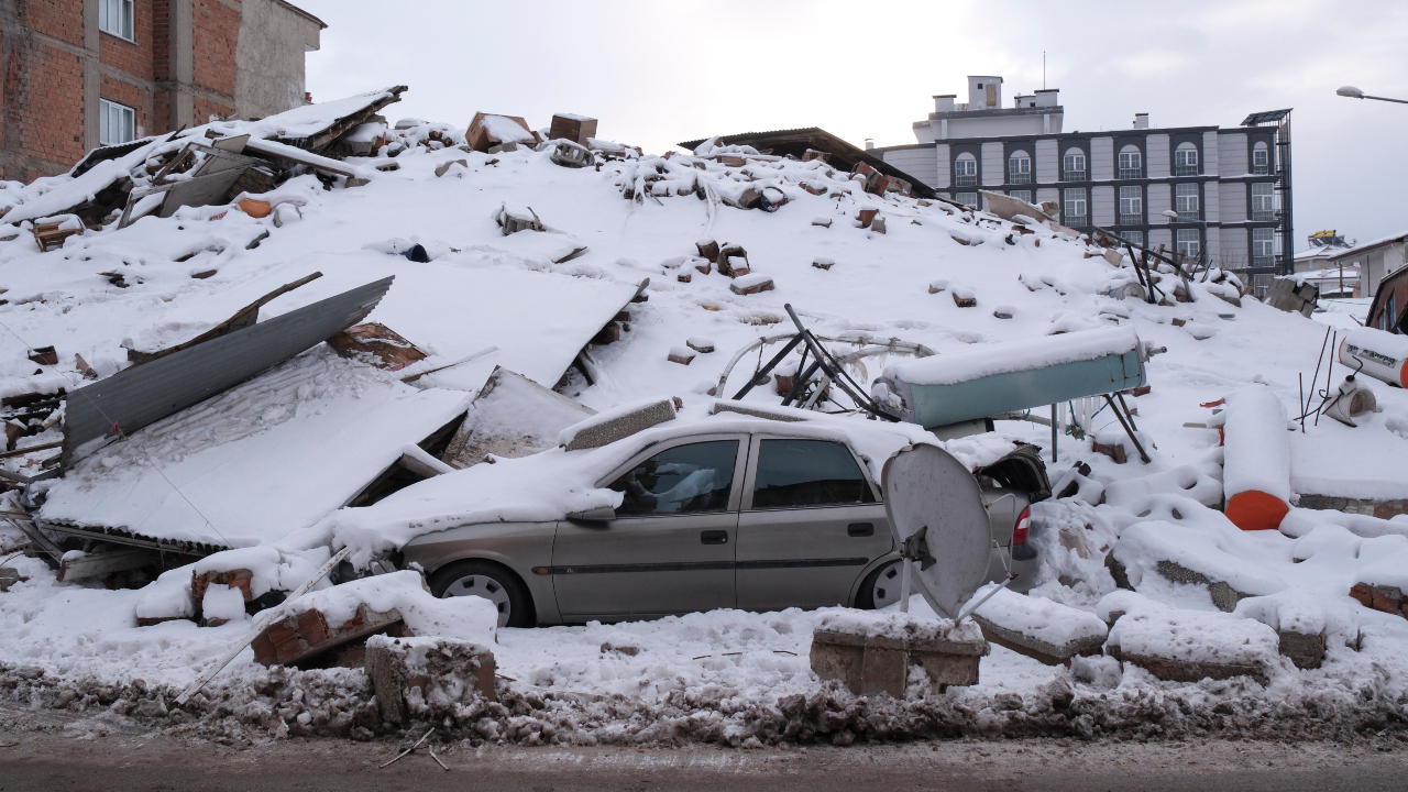 Escombros, resultantes de terremoto na Turquia, cobertos de neve