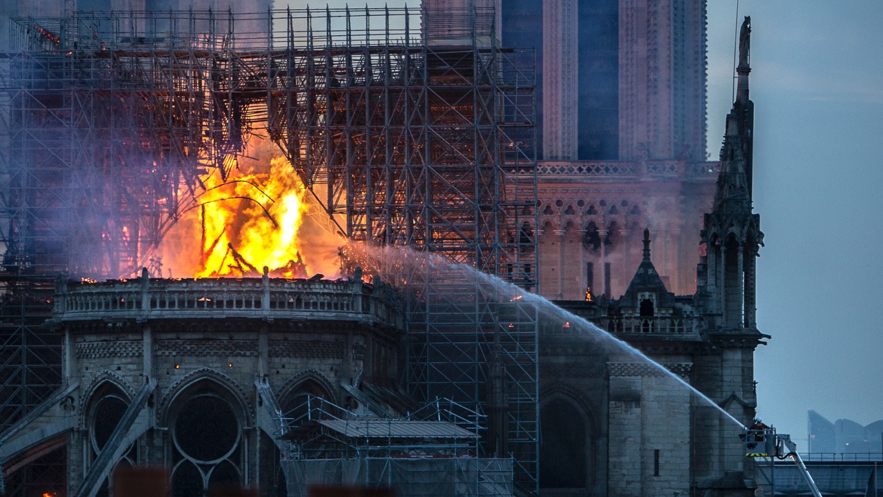 Catedral de Notre-Dame, em Paris, no momento do incêndio em 2019