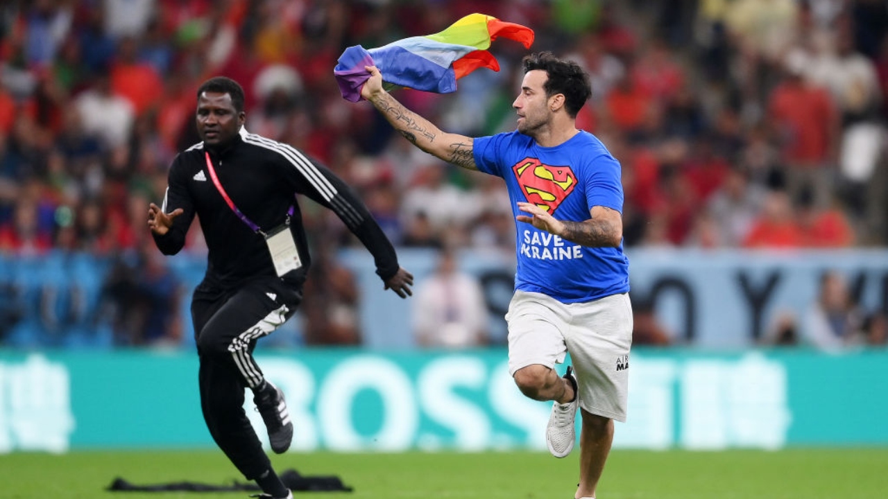 Homem que invadiu campo com bandeira LGBT é banido da Copa • DOL