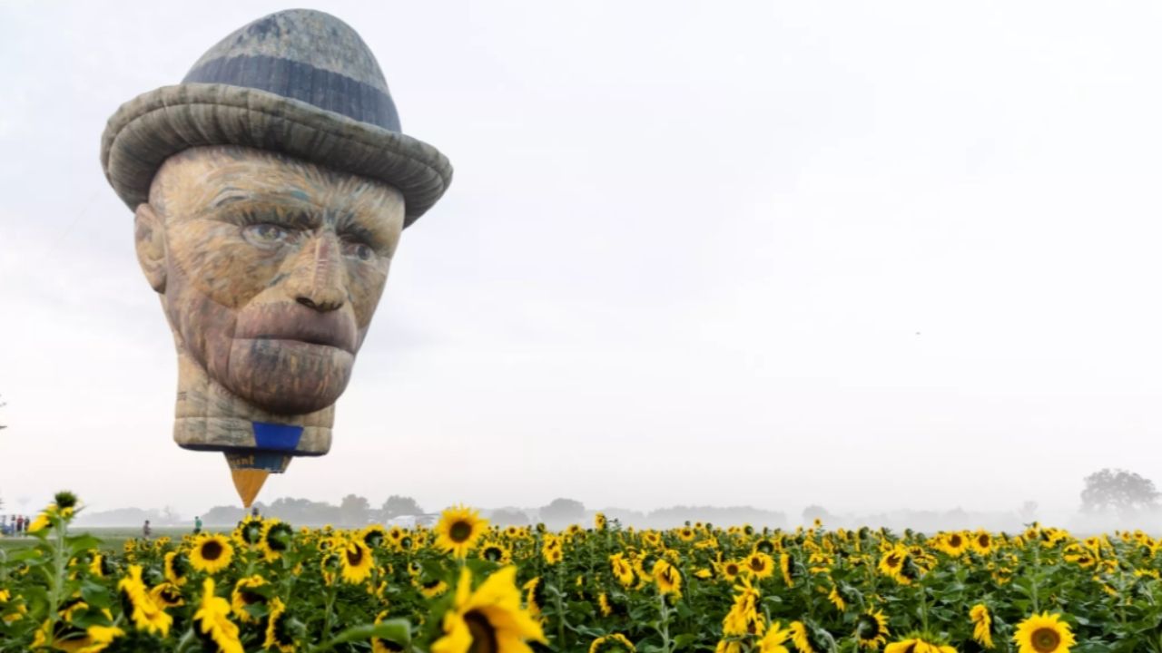 Balão com rosto de Van Gogh em campo de girassóis