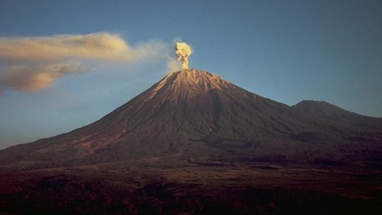 Fotografia do vulcão Monte Semeru, que entrou em erupção