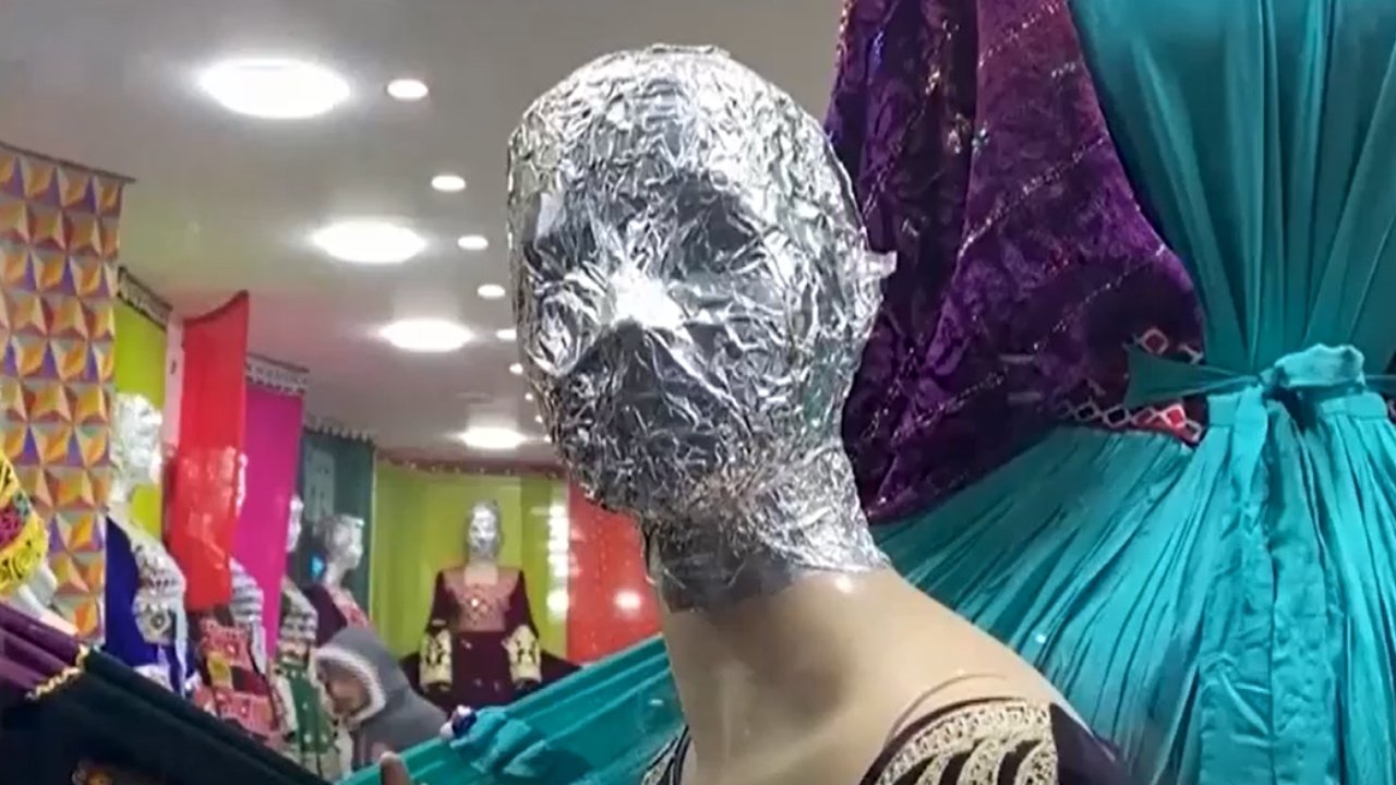 Manequins com a cabeça coberta em uma loja de roupas femininas, no Afeganistão. Foto: Reprodução/YouTube/SicNoticias