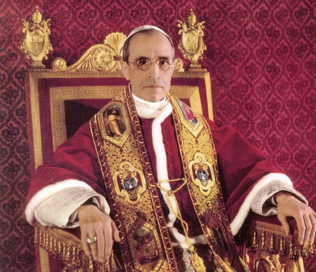 Aventuras na História · Santo ou maldito? Teria o papa Pio XII sido  cúmplice do nazismo?
