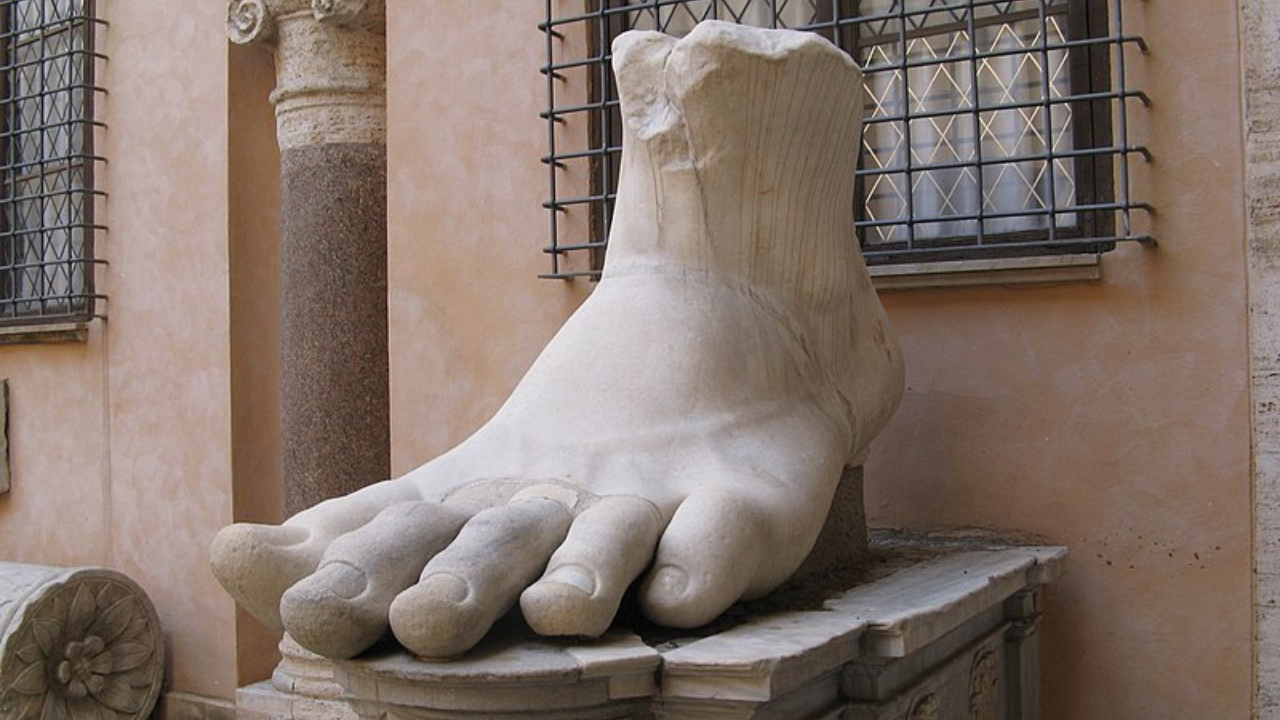 Um dos pés do Colosso de Constantino