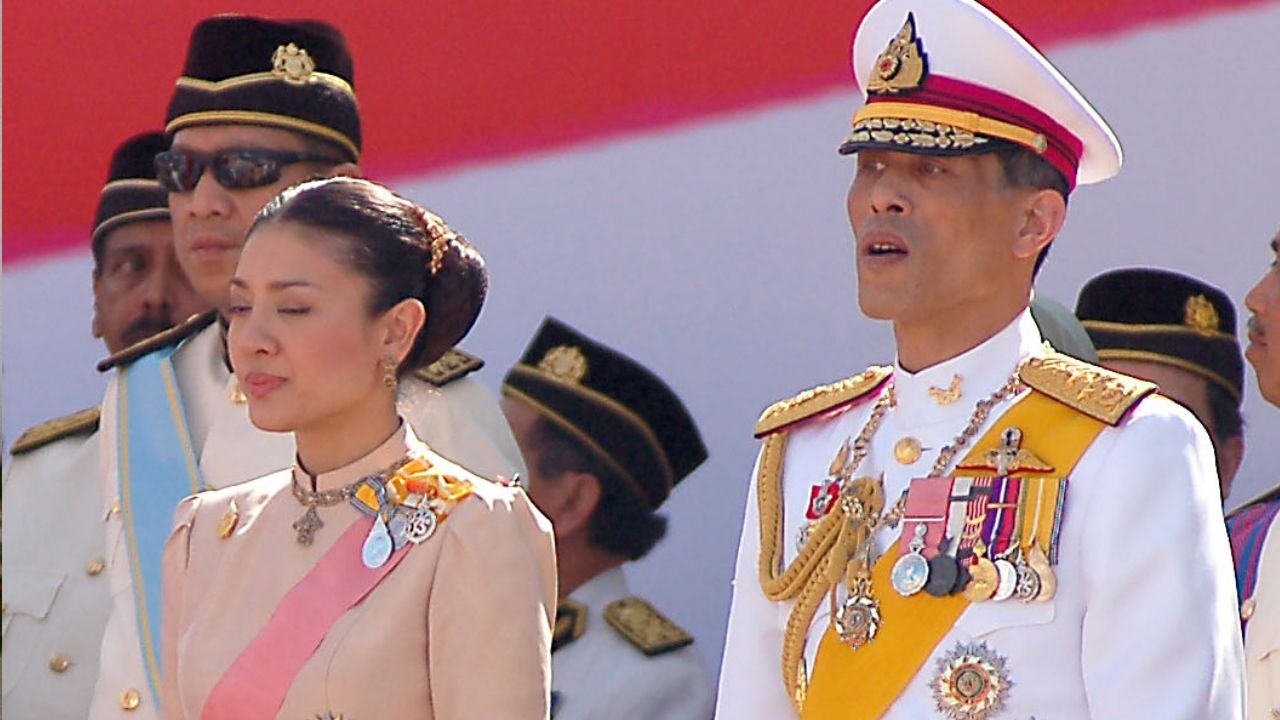 Как называется жена короля. Король Таиланда Маха Вачиралонгкорн. Маха Вачиралонгкорн 2023. Принц Тайланда. Маха Вачиралонгкорн наложницы.