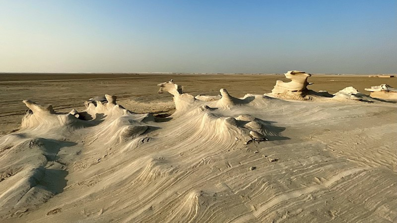 Formações rochosas de dunas de areia no deserto de Al Wathba