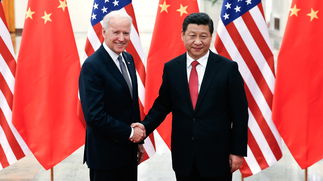 Fotografia de 2013 do então vice-presidente americano Joe Biden e o presidente chinês Xi Jinping