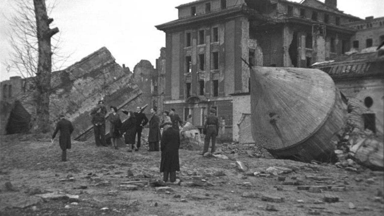 Fotografia da Chancelaria de Berlim destruída