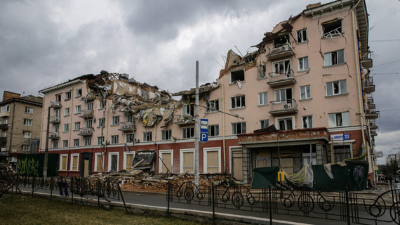 Prédio destruído por bombardeios russos na cidade de Tchernihiv, na Ucrânia