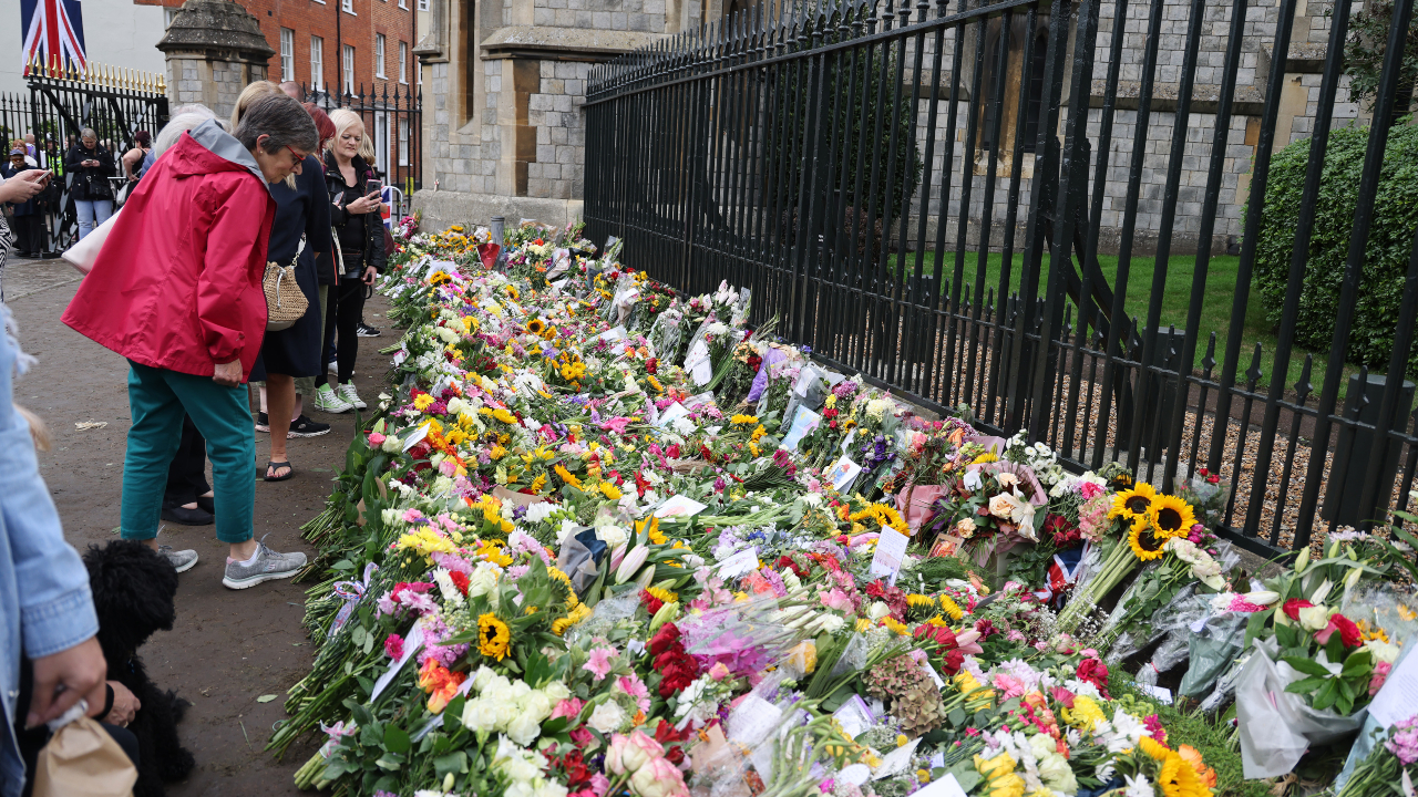 Flores em homenagem à rainha Elizabeth II, em frente ao Palácio de Windsor