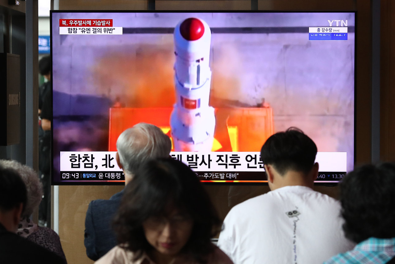 Sul-coreanos acompanhando lançamento de satélite da Coreia do Norte