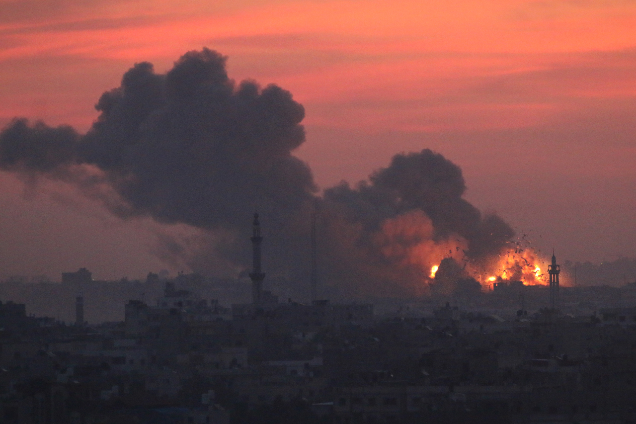 Cidade de Gaza, em território palestino, queimando após bombardeio israelense