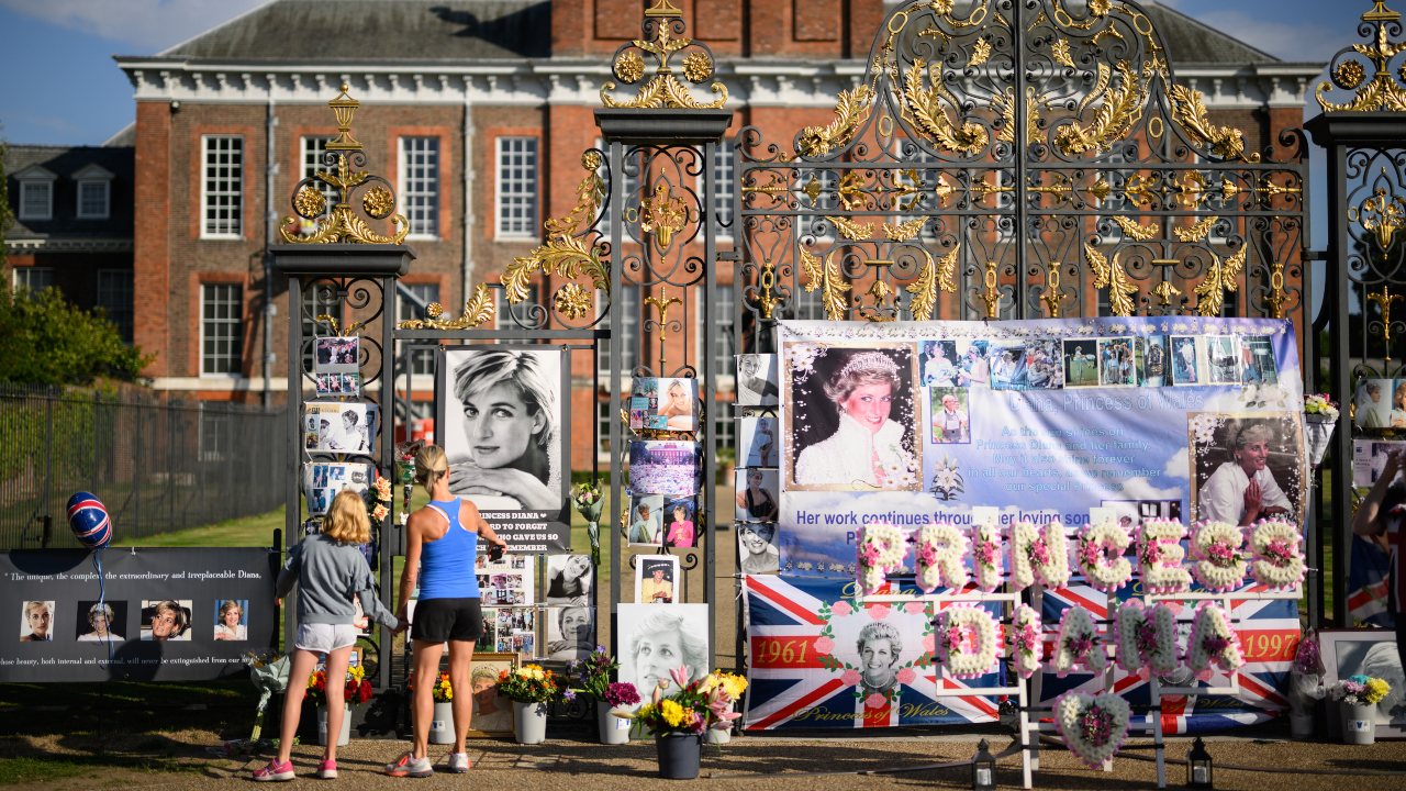 Banners e quadros em homenagem à Lady Di em frente ao Palácio de Kensington