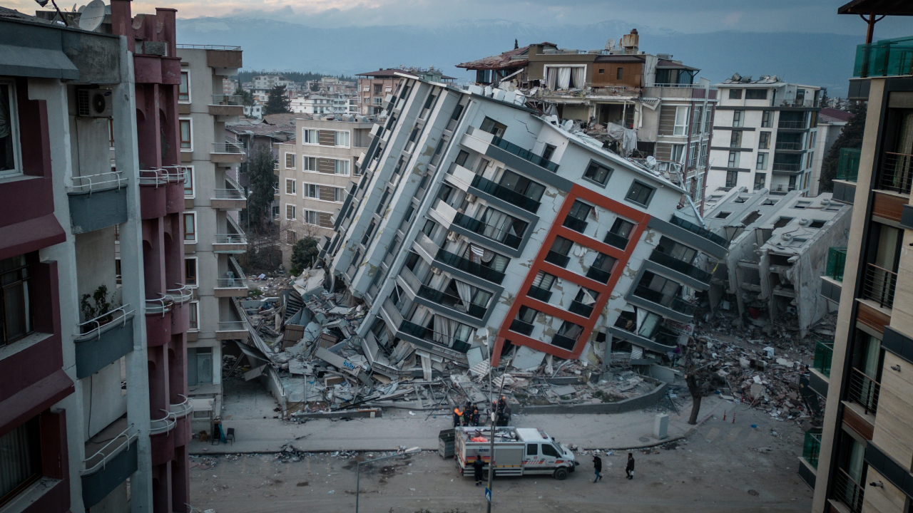 Prédio devastado após terremotos na Turquia