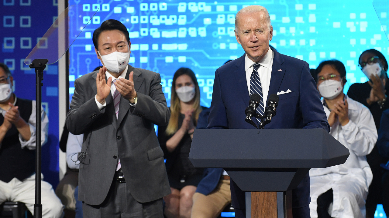 Presidentes da Coreia do Sul, Yoon Suk-yeol, e dos Estados Unidos, Joe Biden, respectivamente