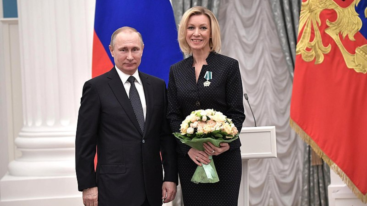 Fotografia de Vladimir Putin, atual presidente da Rússia, e Maria Zakharova
