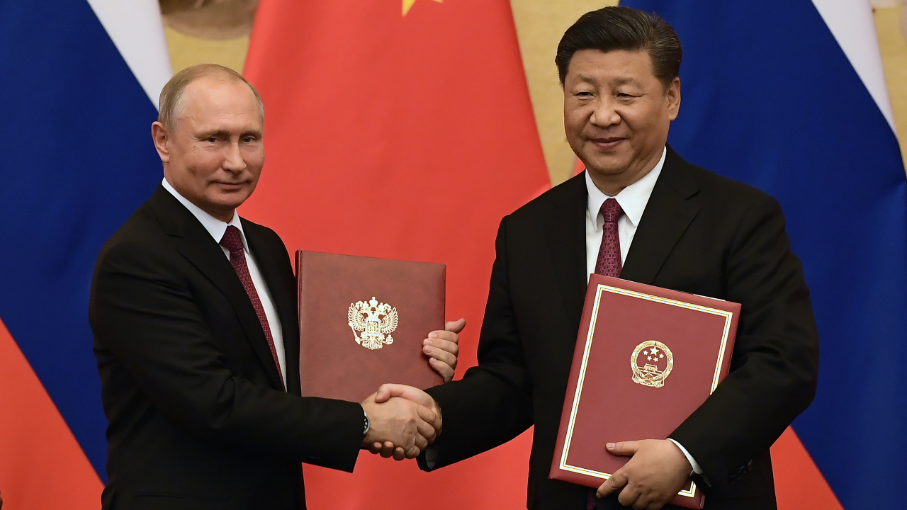 Os presidentes Vladimir Putin, da Rússia, e Xi Jinping, da China, respectivamente